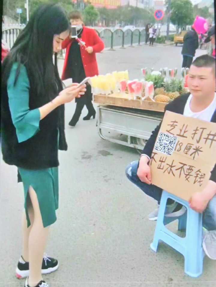 小象 媽媽,這里水深嗎 大象 不深,還沒到膝蓋呢