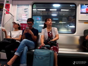 公園悠閑的市民 簡陋婚姻介紹所忙碌的媒婆,地鐵車廂上的 低頭族